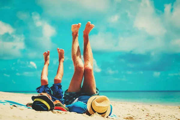 Padre e hijo divirtiéndose en la playa —  Fotos de Stock