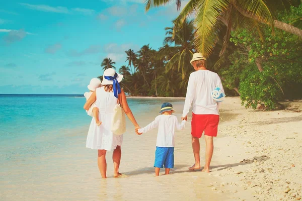 Ευτυχισμένη οικογένεια με τα παιδιά με τα πόδια στην παραλία — Φωτογραφία Αρχείου