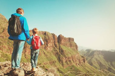 Baba ve oğul dağlar'da yürüyüş seyahat