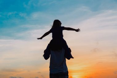 Baba ve küçük kız gün batımı sky Çal