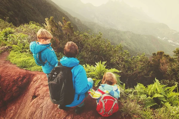 Père et deux enfants randonnée Voyage dans les montagnes — Photo