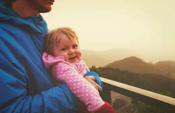 Voyage père et bébé en montagne, voyage en famille — Photo