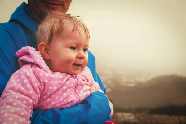 Voyage père et bébé en montagne, voyage en famille — Photo