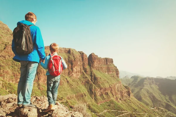 Baba ve oğul dağlar'da yürüyüş seyahat