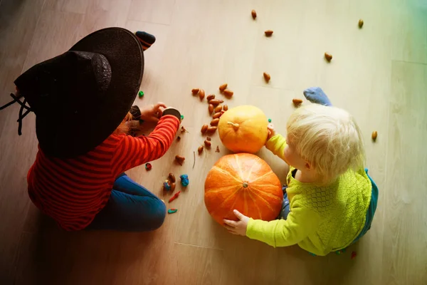 Halloween förberedelse. Barnen gör hantverk av naturliga material — Stockfoto