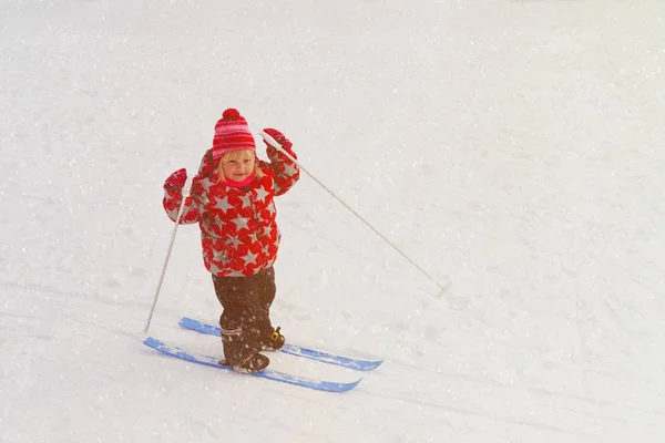 Kleines Mädchen lernt im Winter Skifahren — Stockfoto