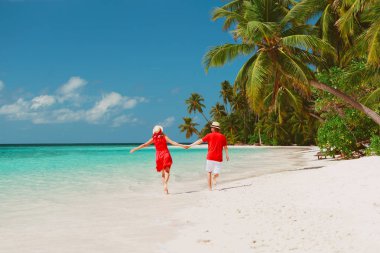mutlu sevgi dolu çift oyun tropik sahilde çalıştırın.