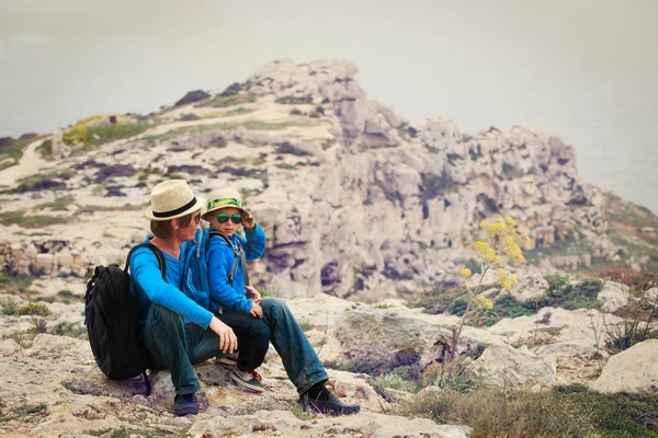 Πατέρας και γιος που ταξιδεύουν στα βουνά — Φωτογραφία Αρχείου