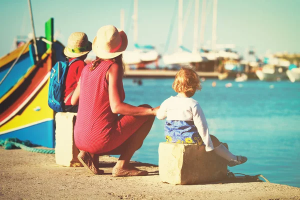 Madre e due bambini guardando barche tradizionali a Malta — Foto Stock