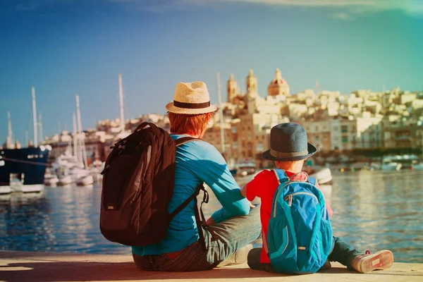 Padre e hijo mirando la ciudad de Valetta, Malta — Foto de Stock