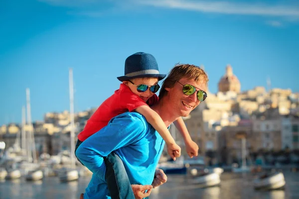 Οικογενειακά ταξίδια - πατέρας και γιος παίζει στην αποβάθρα της Μάλτας — Φωτογραφία Αρχείου