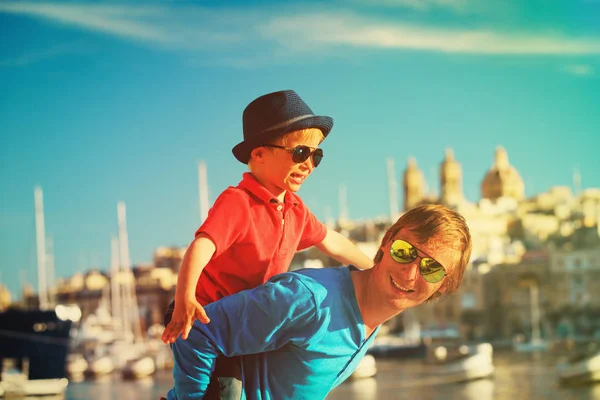 Viagens em família - pai e filho brincando no cais de Malta — Fotografia de Stock