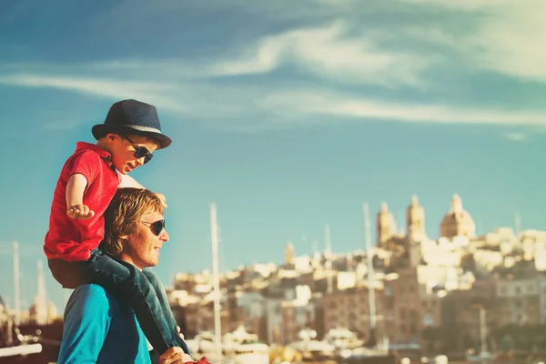 Viagens em família - pai e filho brincando no cais de Malta — Fotografia de Stock