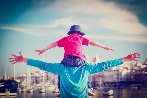 Viagem de família - pai e filho em ombros brincam no céu — Fotografia de Stock
