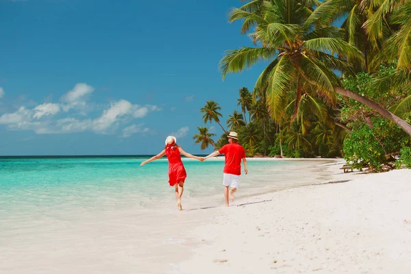 Feliz pareja amorosa ejecutar jugar en la playa tropical — Foto de Stock