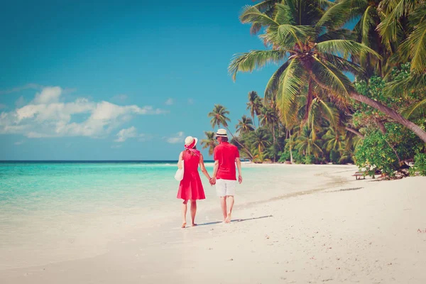 Mutlu sevgi dolu çift Sahilde yürüyüş — Stok fotoğraf