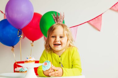 mutlu küçük kız doğum günü partisinde tatlılar