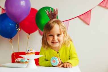 mutlu küçük kız doğum günü partisinde tatlılar