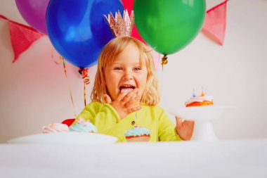 mutlu küçük kız doğum günü partisinde tatlılar