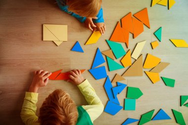 Bulmaca, eğitim kavramı ile oynayan çocuklar