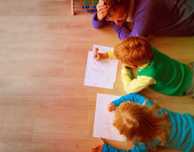 çocuklar yazma harfleri ile Baba, ödev yap