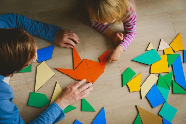 öğretmen ve geometrik şekillerle oynayan çocuk