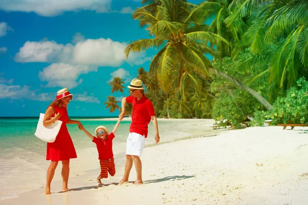 Gezin met kind spelen op tropische zand strand — Stockfoto