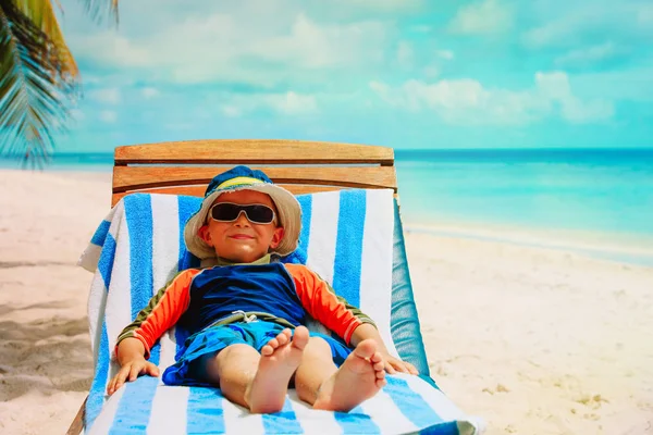 Malý chlapec se uvolnil na letní beach — Stock fotografie