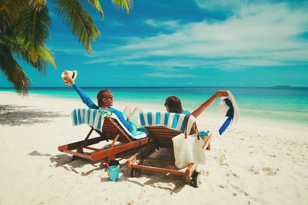 Casal feliz relaxar em uma praia tropical — Fotografia de Stock