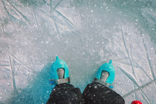 Bambino che impara a pattinare sul ghiaccio nella neve invernale — Foto Stock