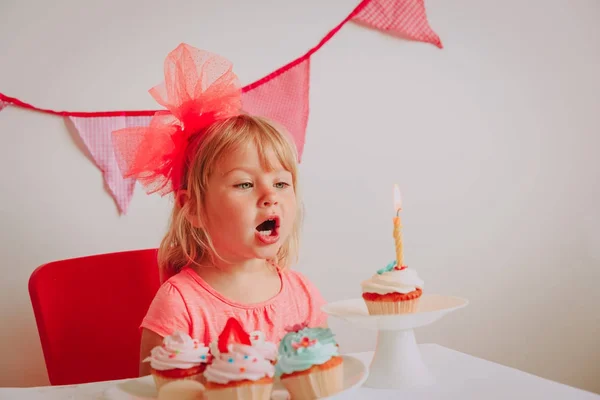 Felice bambina fanno desiderare candele soffiare alla festa di compleanno — Foto Stock