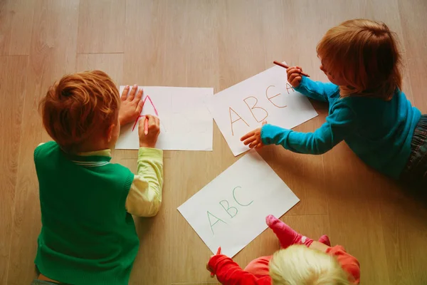 Çocuklar mektuplar ev ödevi yapmak — Stok fotoğraf