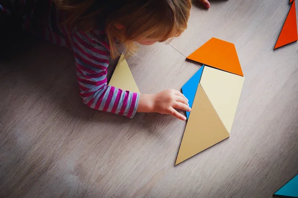 küçük kız okul veya bakım bulmaca ile oynarken