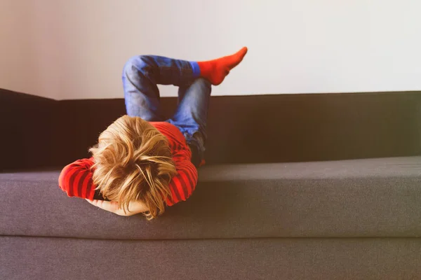 Liten pojke koppla av på hem-komfort och lathet — Stockfoto