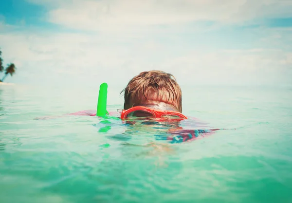 마스크와 함께 바다에서 수영 하는 어린 소년 — 스톡 사진