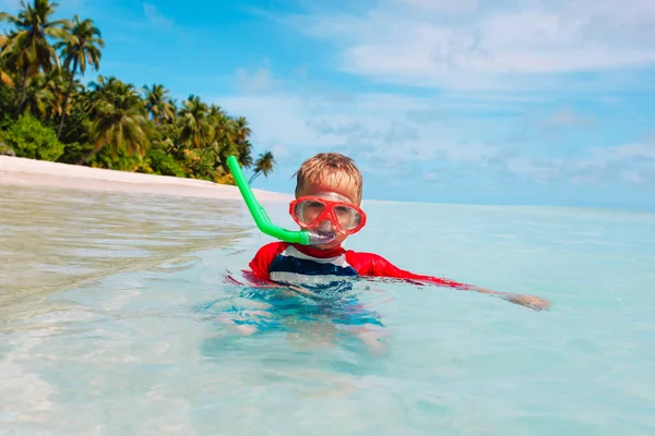 小男孩在海上游泳与面具 — 图库照片