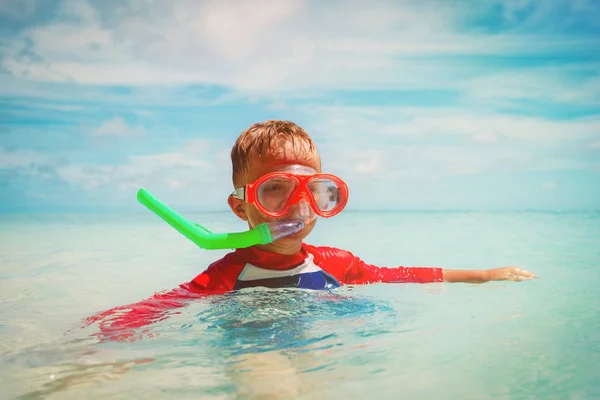 Mały chłopiec, pływanie z maską na morzu — Zdjęcie stockowe