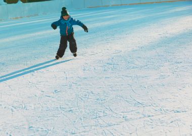 küçük çocuk kışın buz pateni