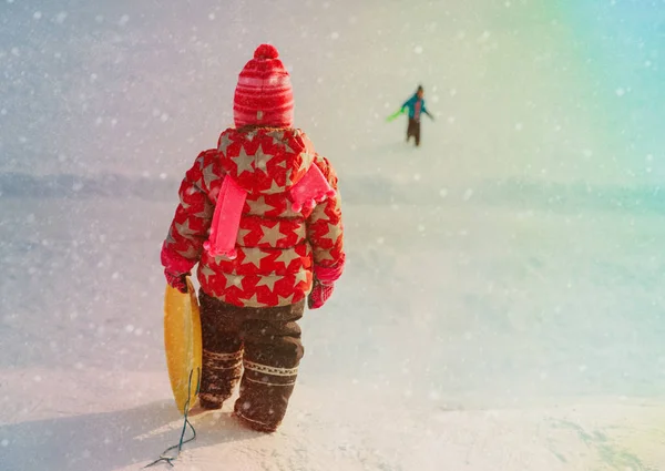 Kinder-Winterspaß - Mädchen und Junge rutschen im Schnee — Stockfoto