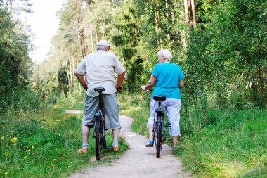 etkin üst düzey çift doğada bisiklet sürme