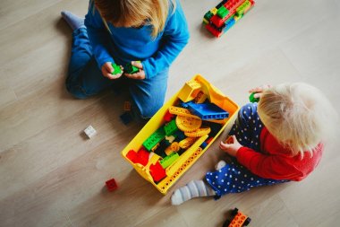 çocuklar plastik legolarla oynamak