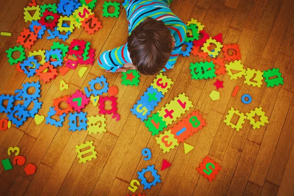 Liten pojke lära sig siffror, utbildning koncept — Stockfoto