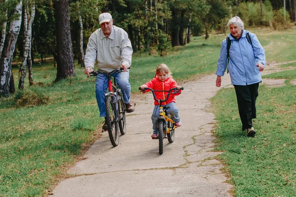 Aktive Senioren bringen Enkelin Radfahren bei — Stockfoto