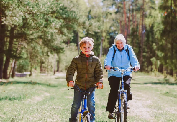 Aktive Senioren-Oma mit Enkel beim Fahrradfahren in der Natur — Stockfoto