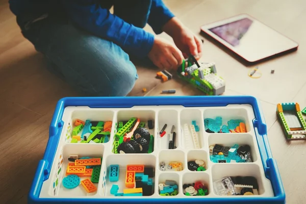 Adolescent garçon bâtiment à partir de blocs en plastique coloré — Photo