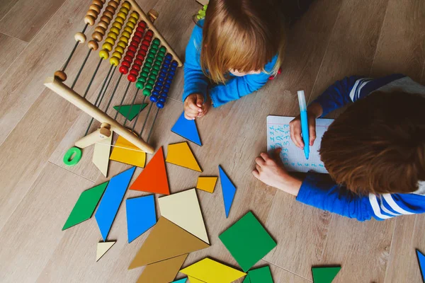 Yazmak ve sayıları hesaplamak küçük erkek ve kız çocuk öğrenmek — Stok fotoğraf