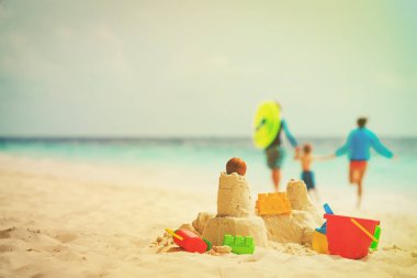 Aile plaj tatil-kum kale ve deniz sahilinde aile