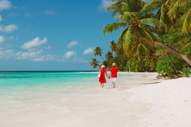 mutlu sevgi dolu çift sahilde yürümek