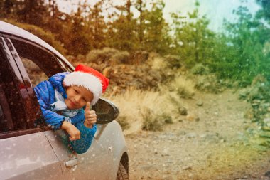 Noel araba seyahat - mutlu çocuk Kışın seyahat seviyor
