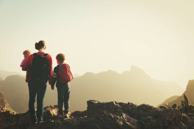 oğluyla anne ve küçük kızı dağlarında seyahat